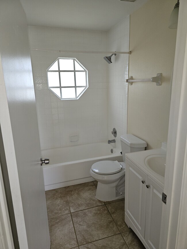 Building Photo - 311 Oak Ln Dr