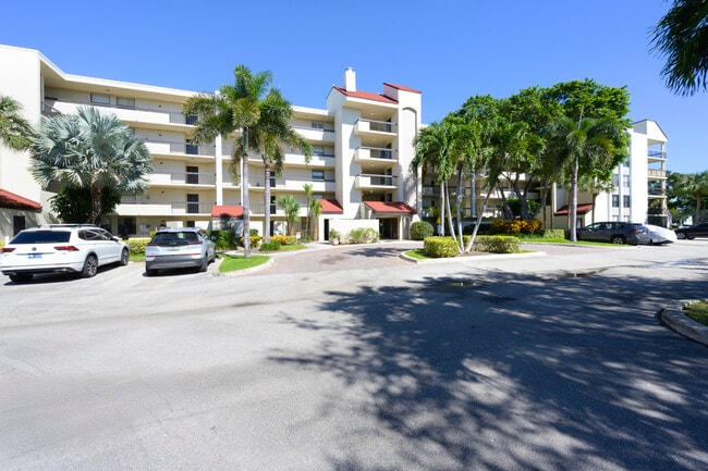 Building Photo - 825 Egret Cir