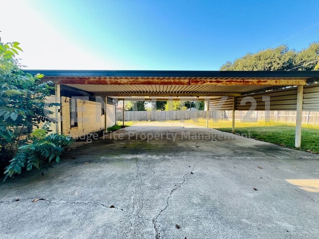 Building Photo - Beautifully Updated 5/3/2 in Fort Worth Fo...