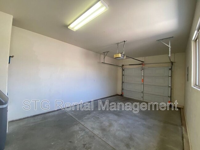 Building Photo - 3427 E Sweetwater Springs Dr
