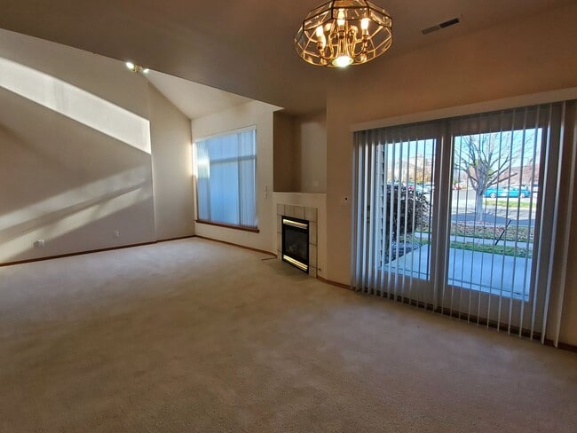 Building Photo - 427 Columbia Point Dr