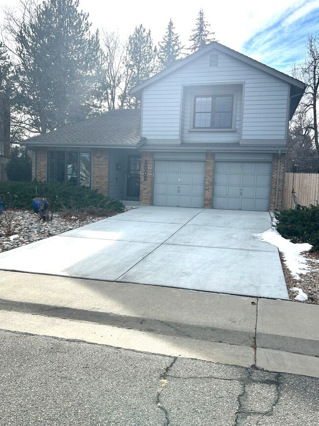 Building Photo - 5 BR/3 1/2 BA in the Desirable Meadowglen Community!!