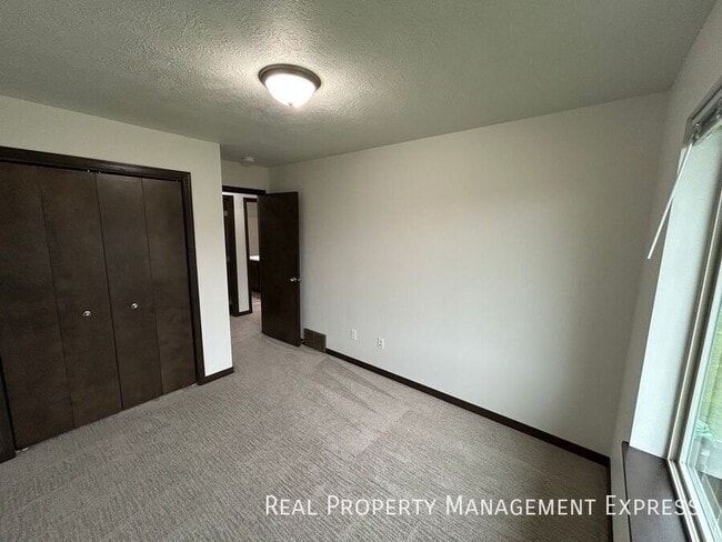 Building Photo - 3 Bed 1.5 Bath in West Sioux Falls