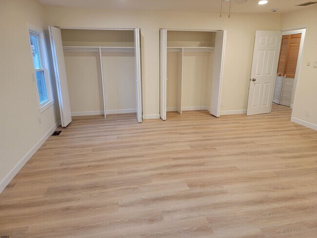 Building Photo - 1834 Beach Ave