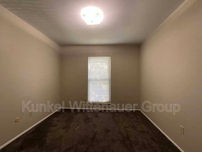 Building Photo - 711 White Oak Dr