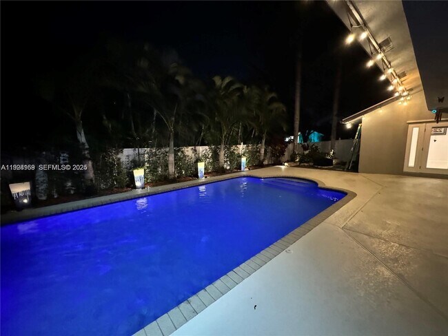 Building Photo - 8965 SW 59th Ct