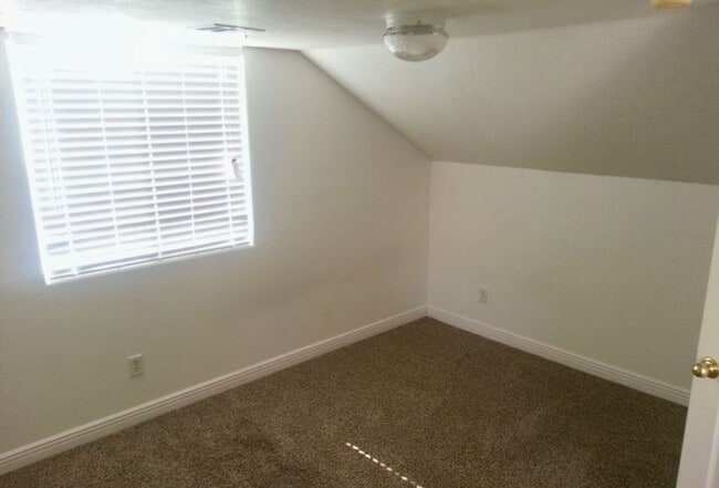 Building Photo - 4 BR HOME in Hurricane