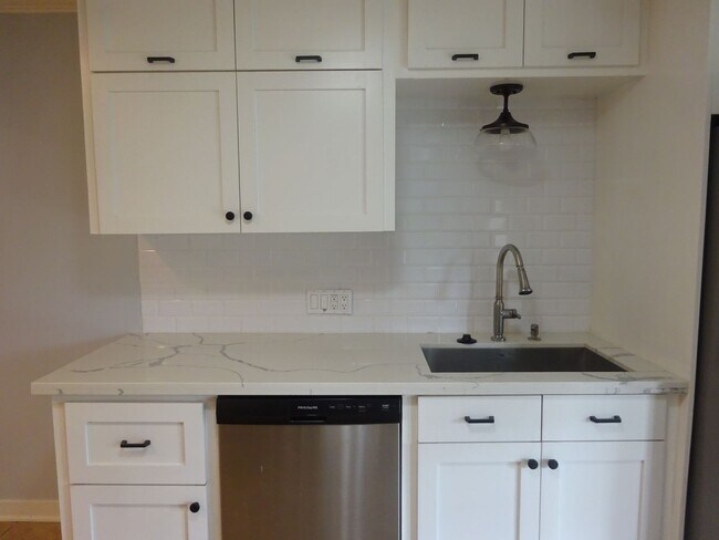 Building Photo - For Lease | 3 Bed, 1 Bath | 1,074 Sq Ft |O...