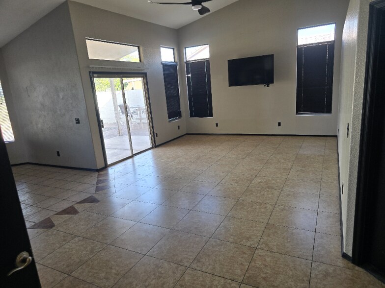 Building Photo - 8228 W Palmaire Ave