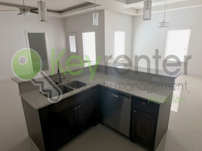 Building Photo - 3 Bed/2 Bath Townhome in Mcallen TX