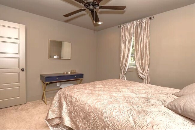 Building Photo - 301 NW F St