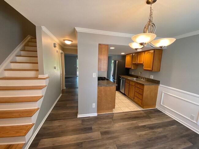 Building Photo - River-front condo, UA schools, 2 BR/1.5 BA
