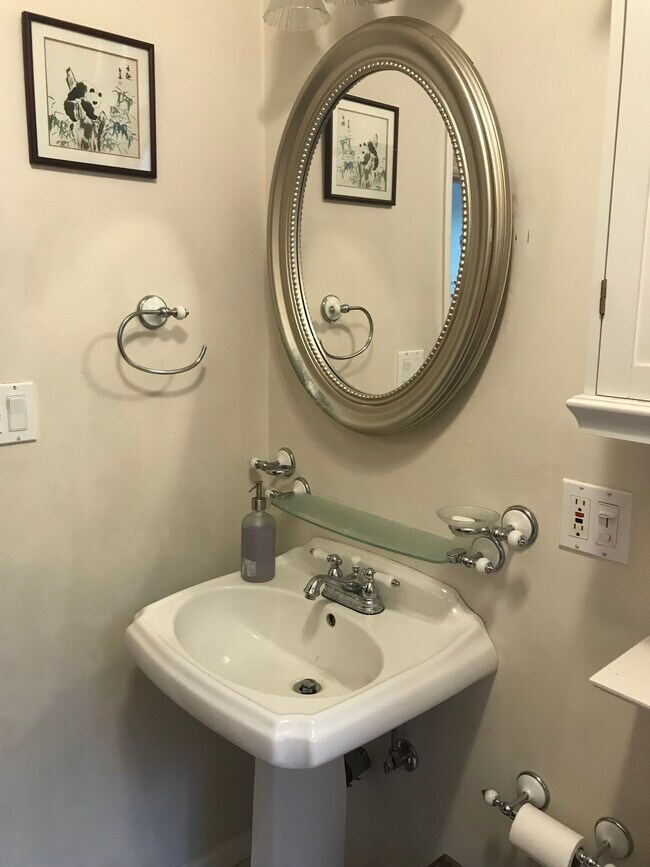 Building Photo - 332 21st St