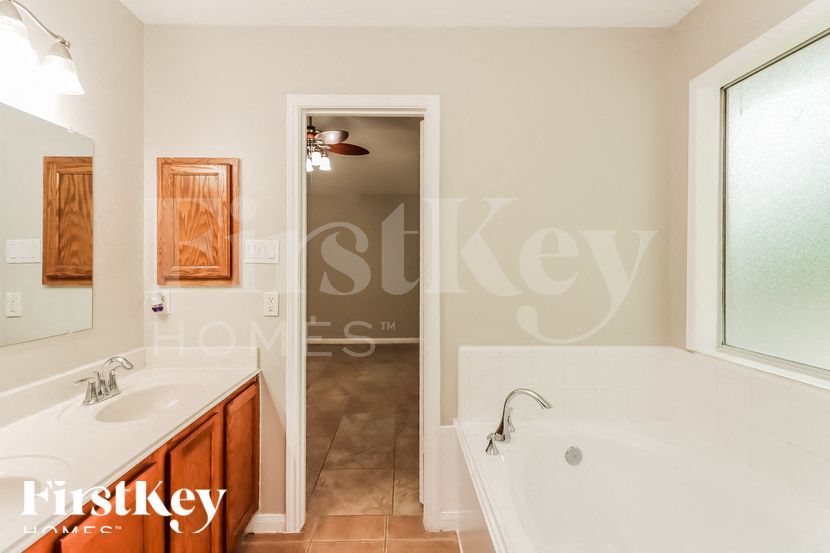 Building Photo - 13029 Victoria Regina Dr