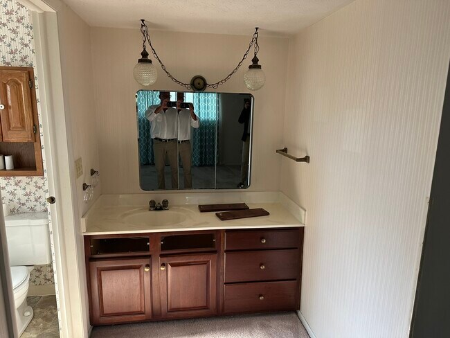 Building Photo - 180 Bombay Ave