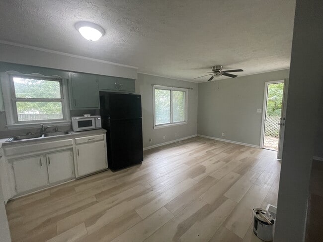 Building Photo - 213 Jean St