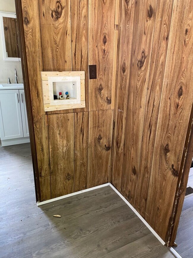 Building Photo - 2 bed, 1 bath mobile home in Lexington! $7...