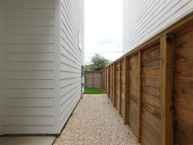 Building Photo - 3460 Bremond St