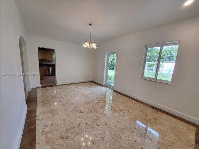 Building Photo - 825 Cremona Ave