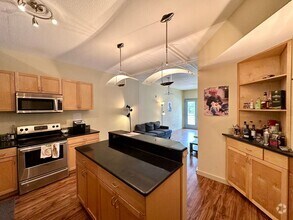 Building Photo - 2/2 Apartment Walking Distance from UT