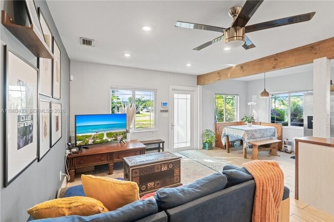 Building Photo - 2447 Wilson St