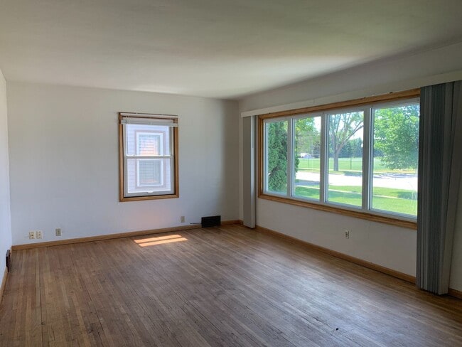 Building Photo - 5 Bedroom Across from NDSU!!