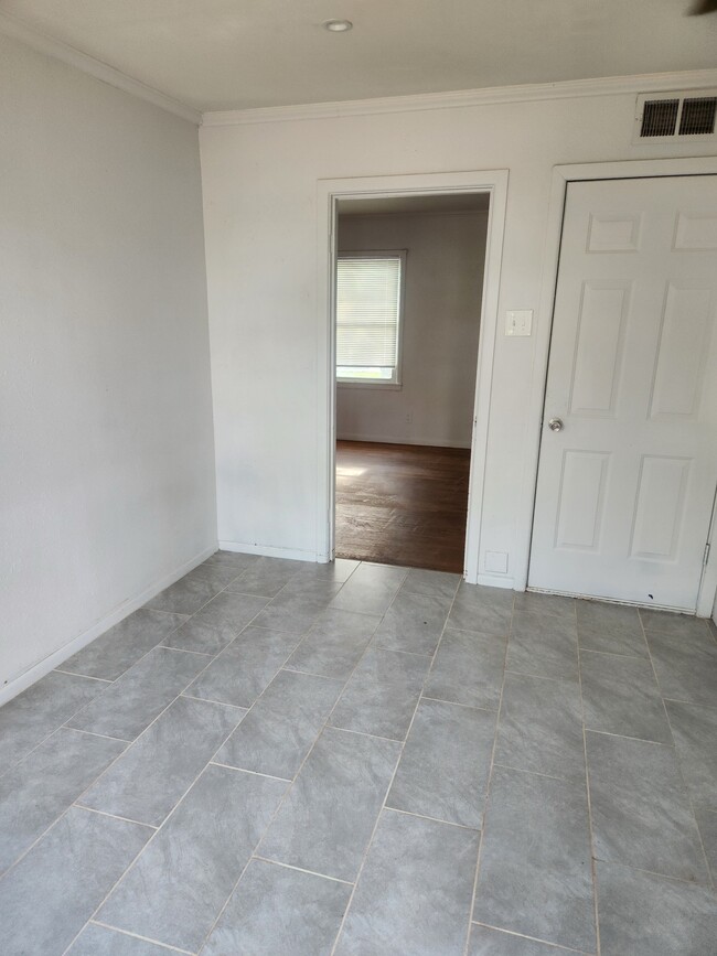 Building Photo - 417 Woodlawn Dr
