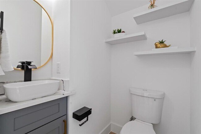 Building Photo - 501 Burton St E