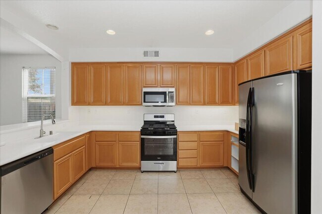 Building Photo - The Perfect Home Base Near UC Riverside