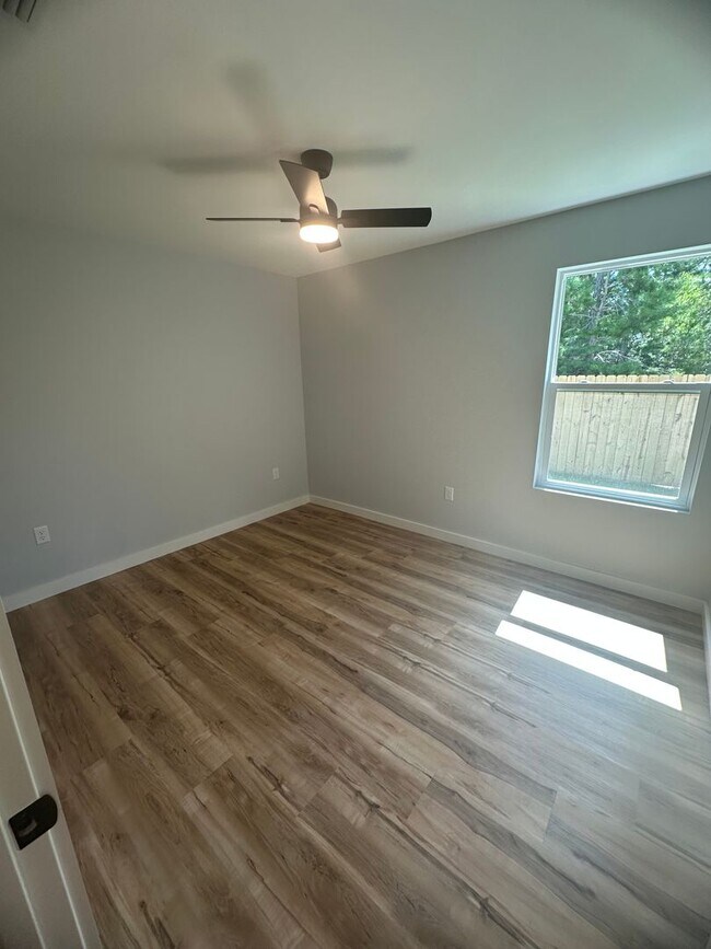 Building Photo - 7209 Lake Suzzanne Ln