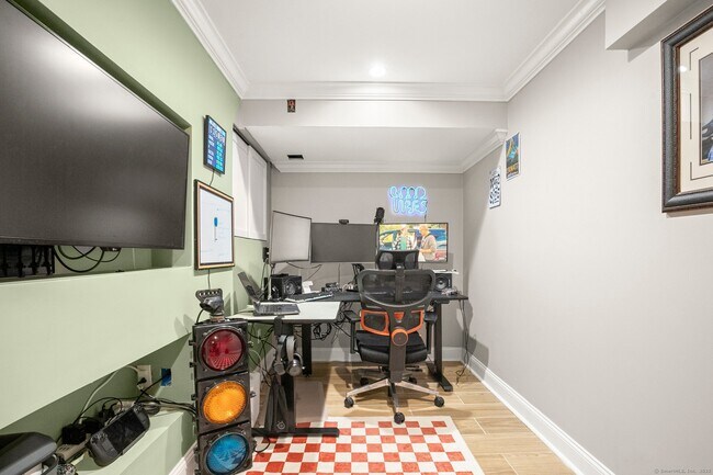 Building Photo - 11 Van Zant St