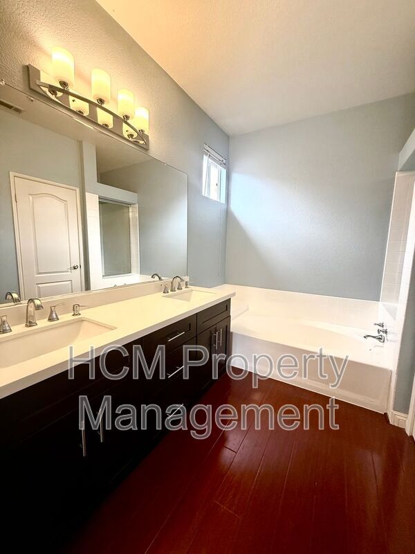 Building Photo - 301 N Navarette Pl
