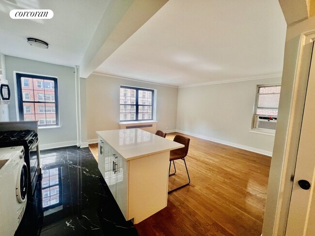 Building Photo - 115 E 72nd St