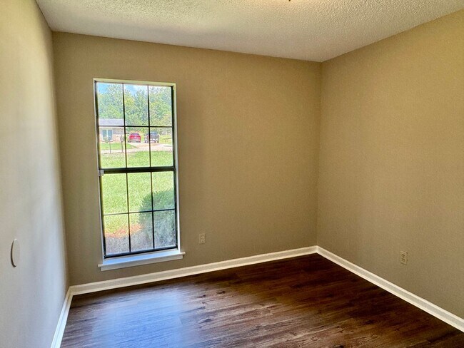 Building Photo - Modern 3-Bedroom Beauty