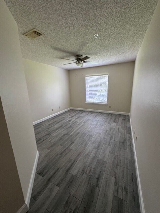 Building Photo - Second floor, 2/2 unit with wooded view near UCF
