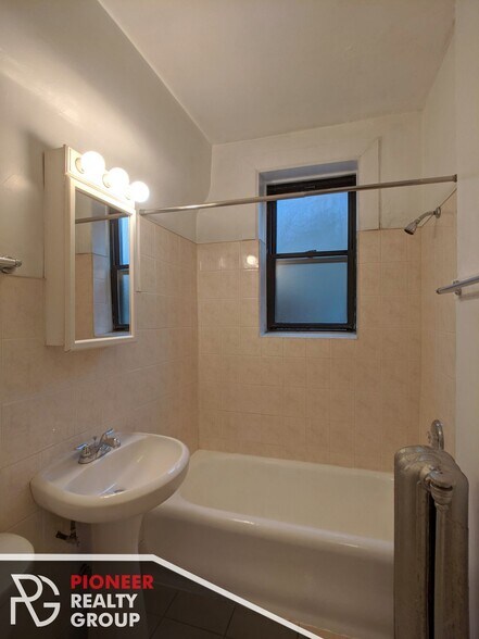 Building Photo - 1160 N Dearborn St