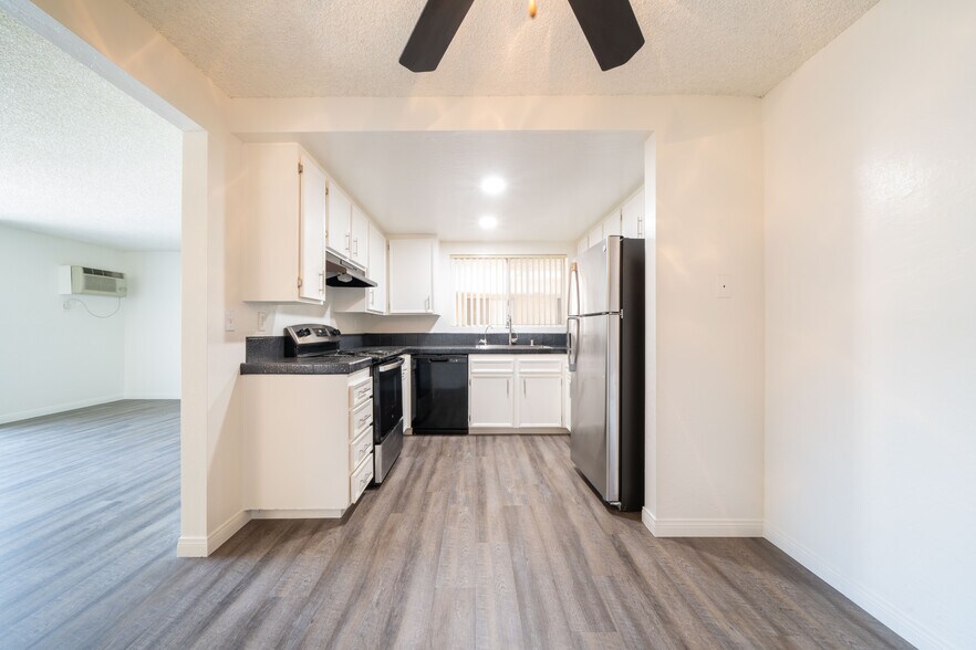 Building Photo - 800 E Bobier Dr