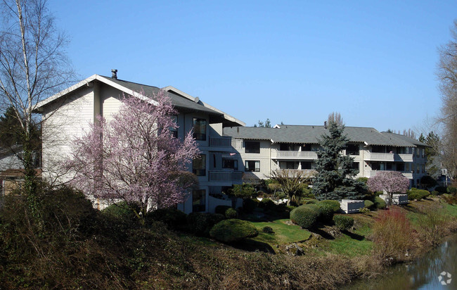 Primary Photo - Illahee Apartments