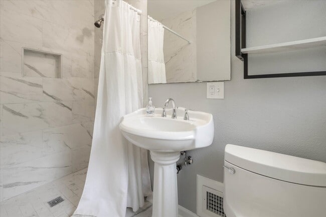 Building Photo - 1917 Sharon Rd