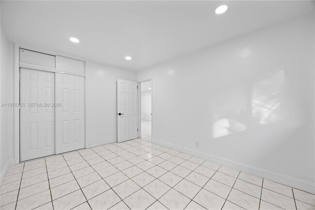 Building Photo - 411 SE 3rd Ave