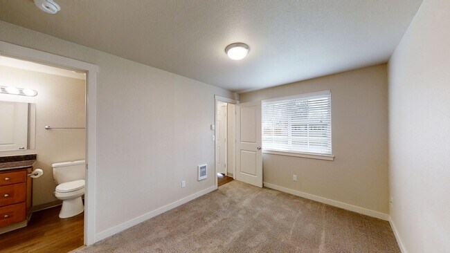 Building Photo - 17402-17404 8TH AVE CT E