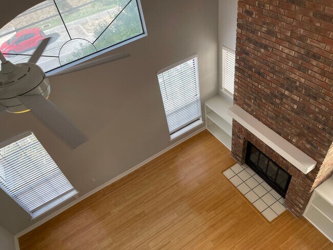 Building Photo - 2/2 with a Loft!