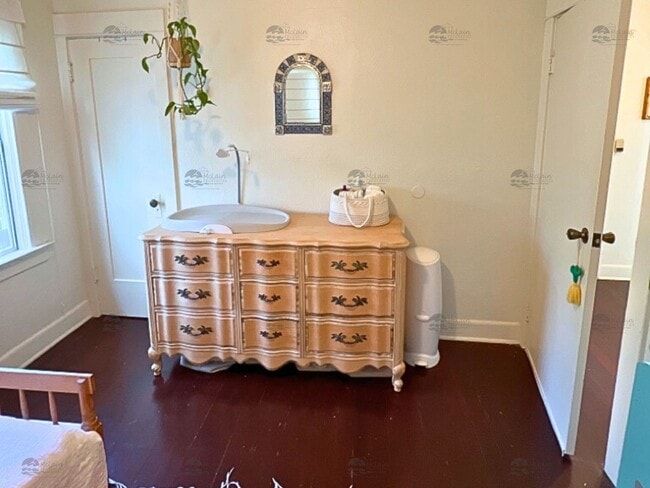 Building Photo - Single Story 2BD/1BA Home Minutes to the B...