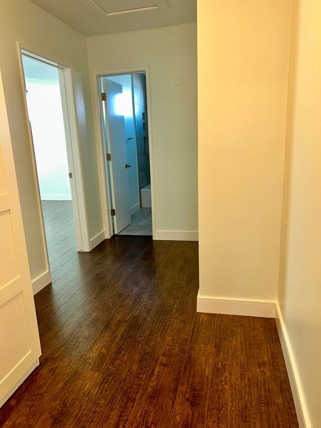 Building Photo - 1028w