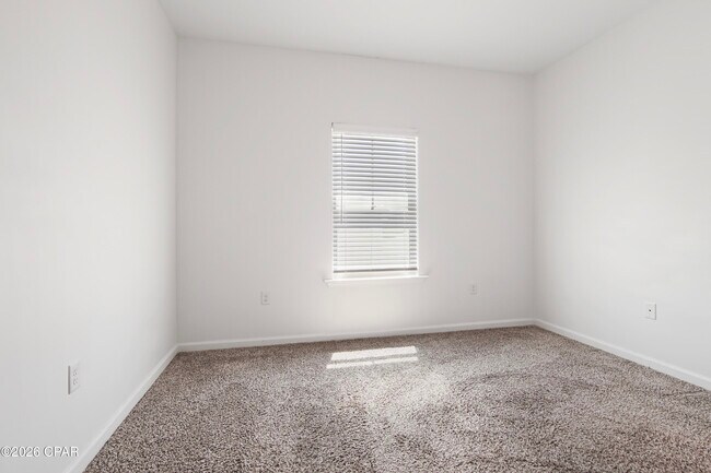 Building Photo - 413 Raven Ln