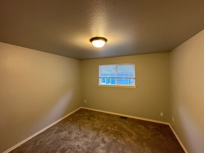 Building Photo - Charming 3 Bed 2 Bath Home with 2-Car Garage in Maple Leaf