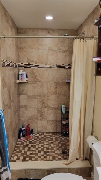 Building Photo - 12 Linden St