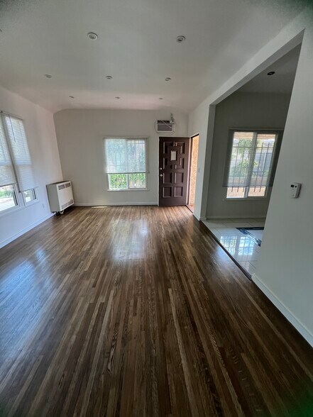 Primary Photo - 1049 N Stanley Ave