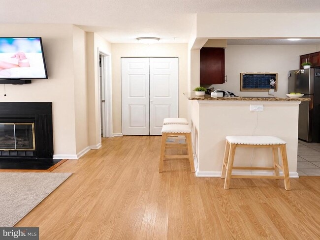 Building Photo - 8951 Town Center Cir