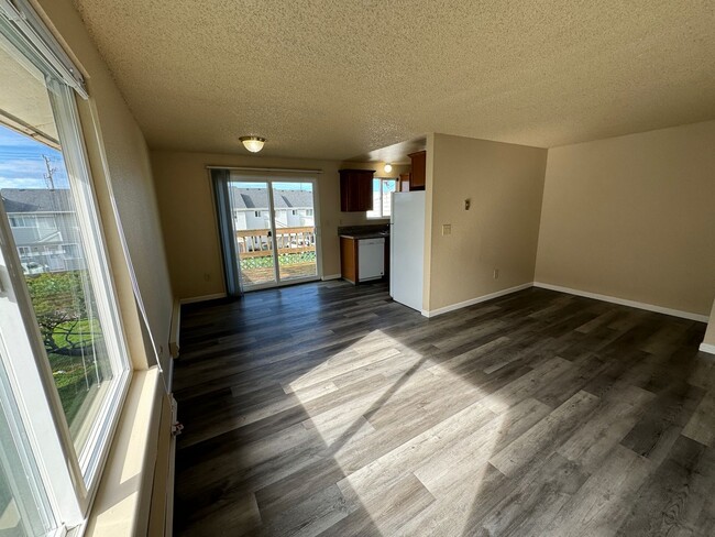 Building Photo - 498/A/